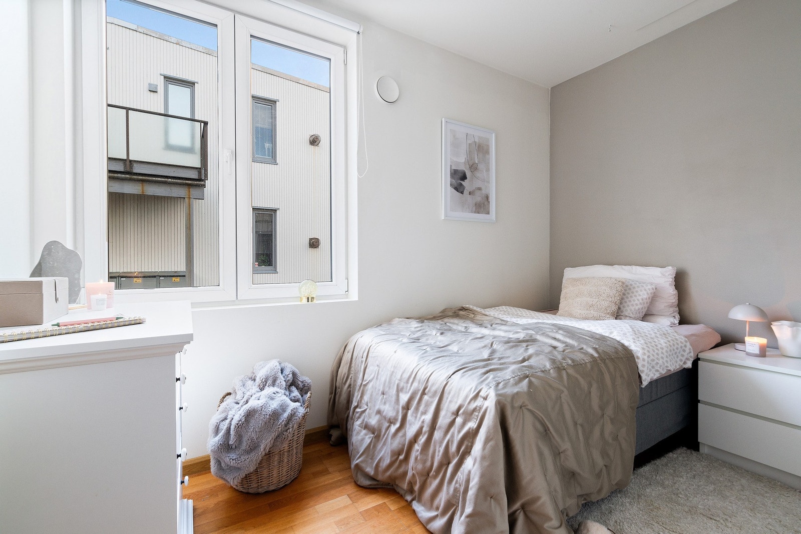 Soverom nr 2, med vindu mot øst. Dette rommet har også garderobeskap. Galleribilde