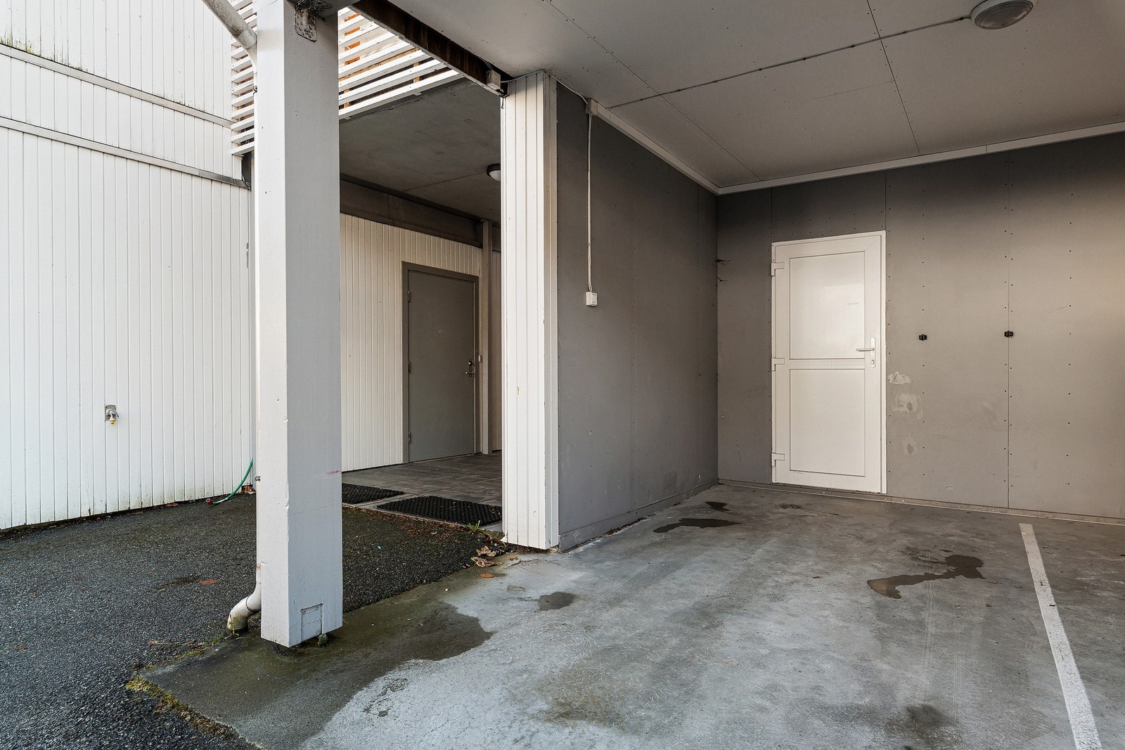 Egen carport omtrent i direkte tilknytning til inngangspartiet, og med egen lagringsbod i bakkant. Galleribilde