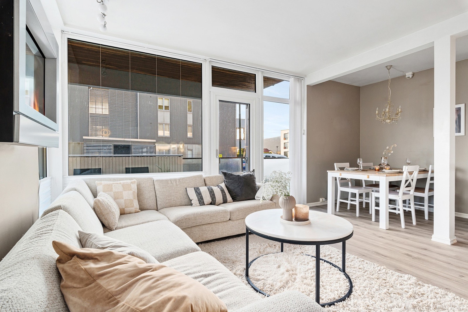 Fra stue har man utgang til sydvendt terrasse på hele 14 kvm Galleribilde