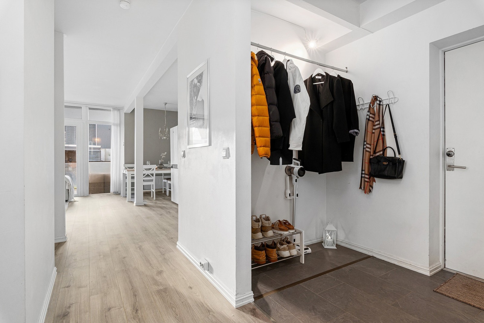 Ved inngangen er det flislagte gulv, og en ypperlig nisje for yttertøy. Her kan man også velge å ha skyvedørsgarderobe. Galleribilde