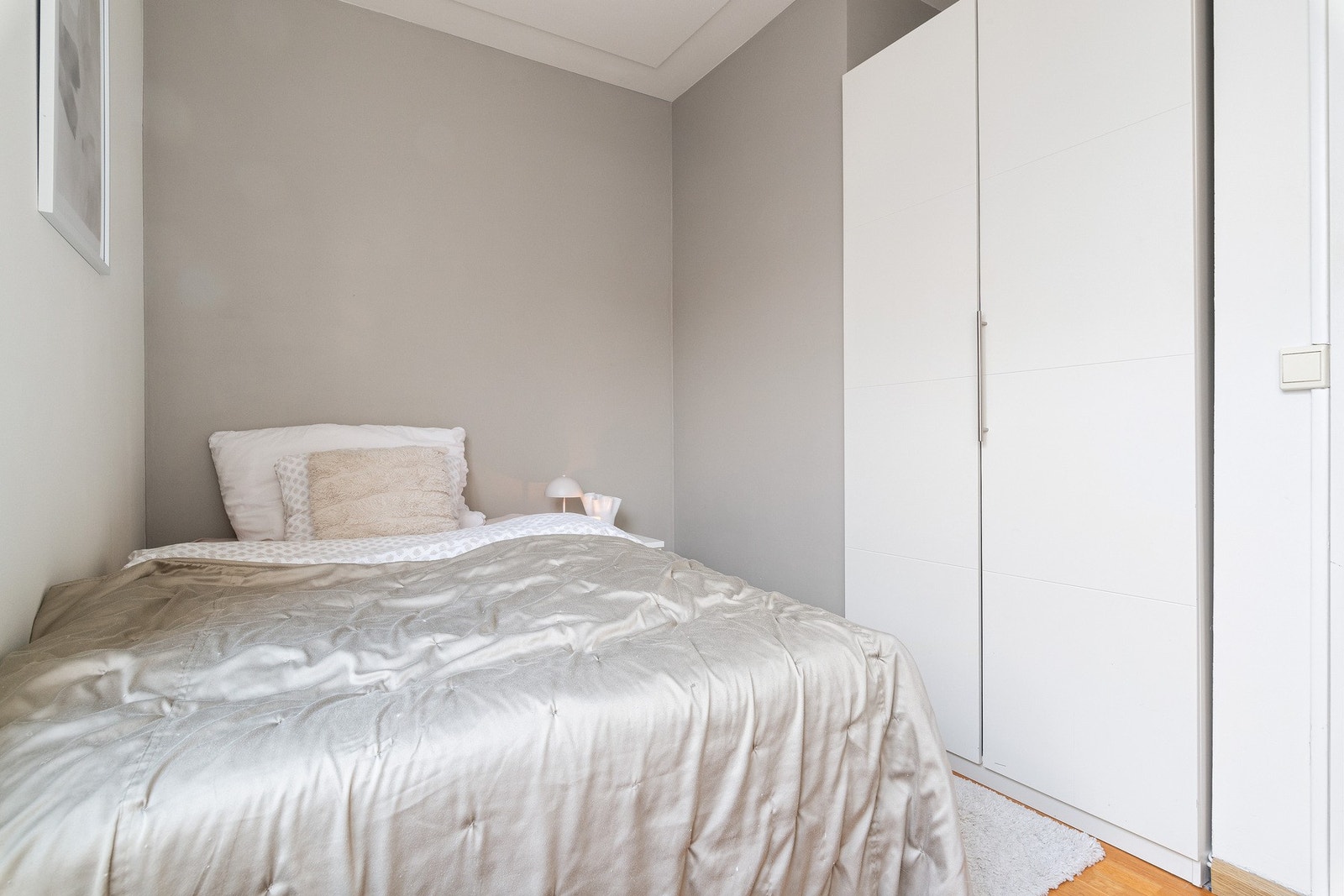 Sengen på bildet er 120 cm bred. Legg merke til de behagelige naturfargene på veggflater. Galleribilde