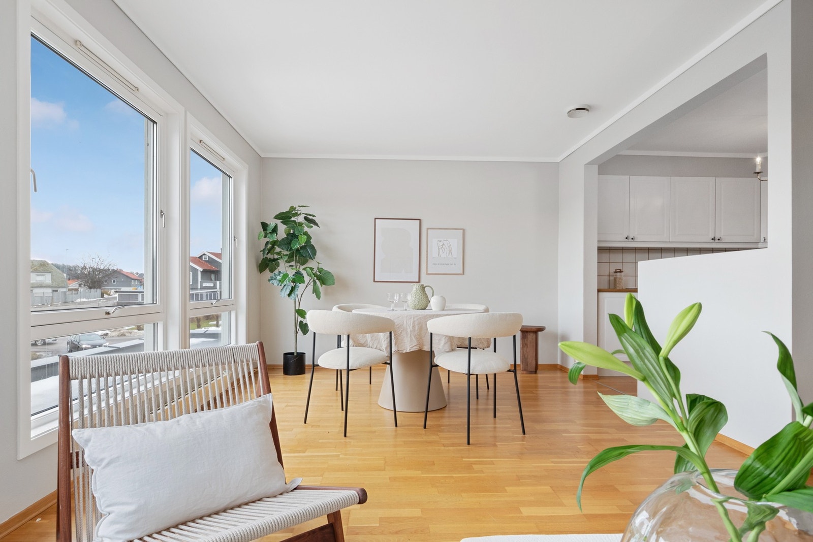 Store vinduer langs nordveggen gir rikelig med dagslys og utsyn til sundet. Galleribilde