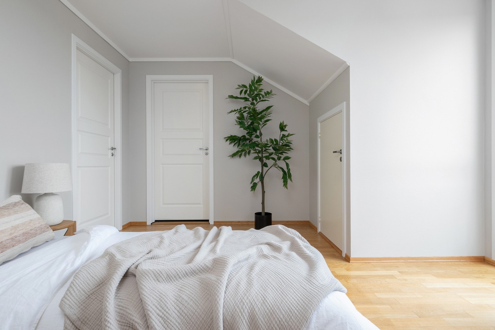 Fra soverommet er det også inngang til et kott i kneveggen og rom klargjort for etablering av baderom/vaskerom. Galleribilde