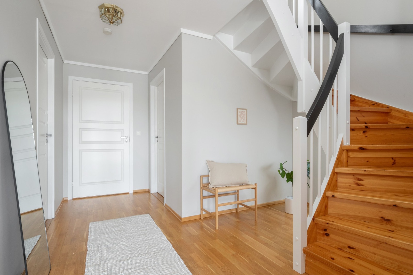 Plassen under trappen kan utnyttes for ytterligere lagring, ved behov. Galleribilde