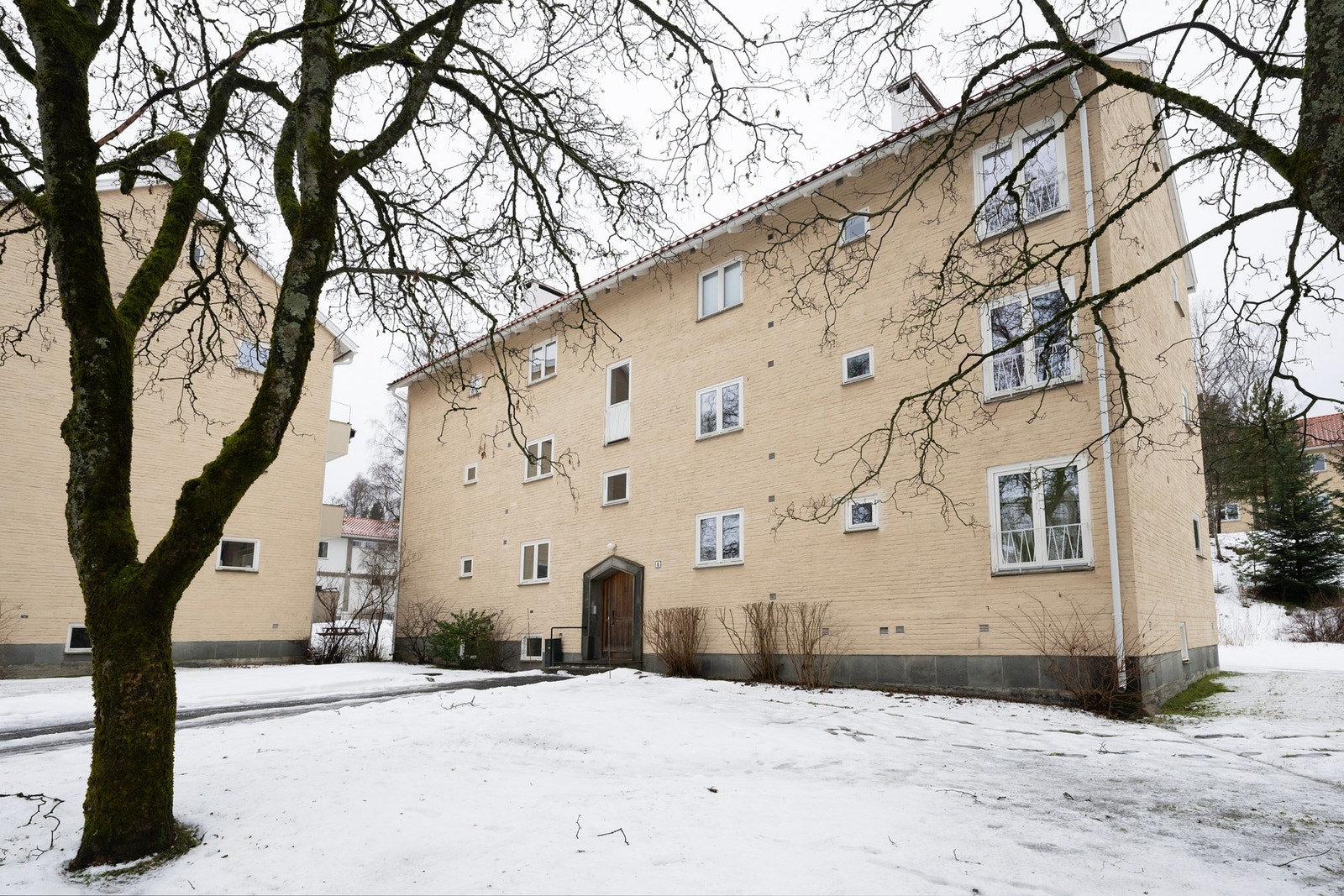 Leiligheten ligger i et rolig og veletablert boligområde med kort vei til t-bane og sentrum. Godt med parkeringsmuligheter rett utenfor boligen. Sameiet har også ladeplasser like ved. Galleribilde