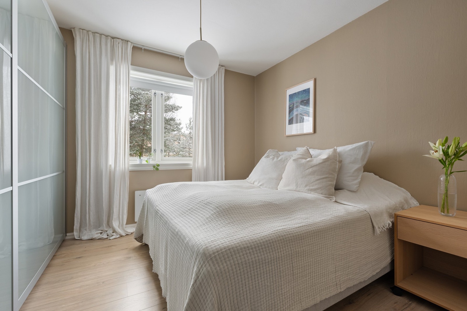 Hovedsoverommet har stor skyvedørsgarderobe med god oppbevaringsplass. Galleribilde