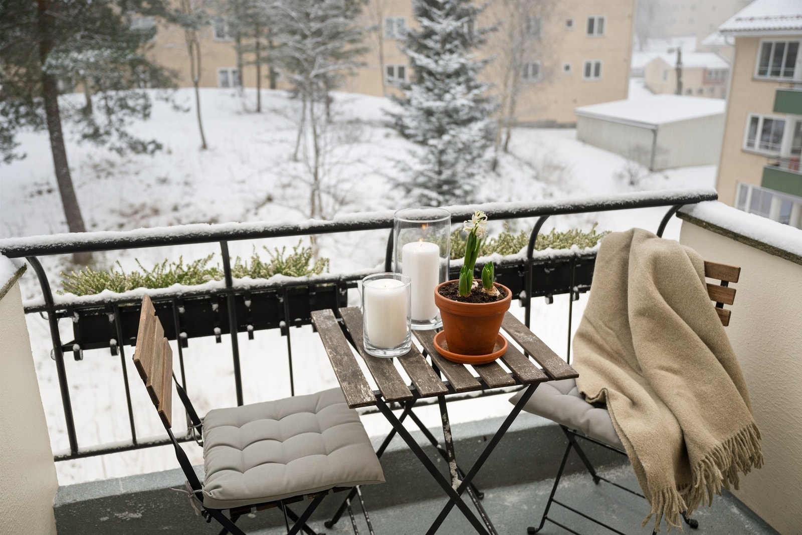 Vestvendt balkong med hyggelig utsyn og sol til langt på kveld. Her kan du nyte fredelige omgivelser og grønne fellesarealer rett utenfor. Galleribilde