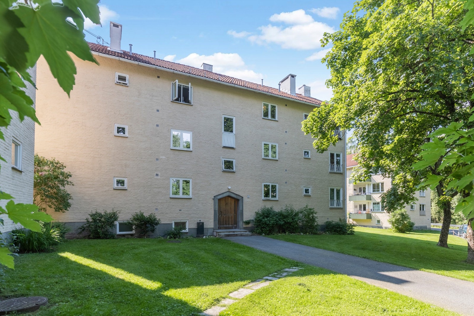 Sommergrønt og fint (bildet er fra 2020). Sameiet består av store velstelte grøntarealer som omkranser bebyggelsen. Galleribilde