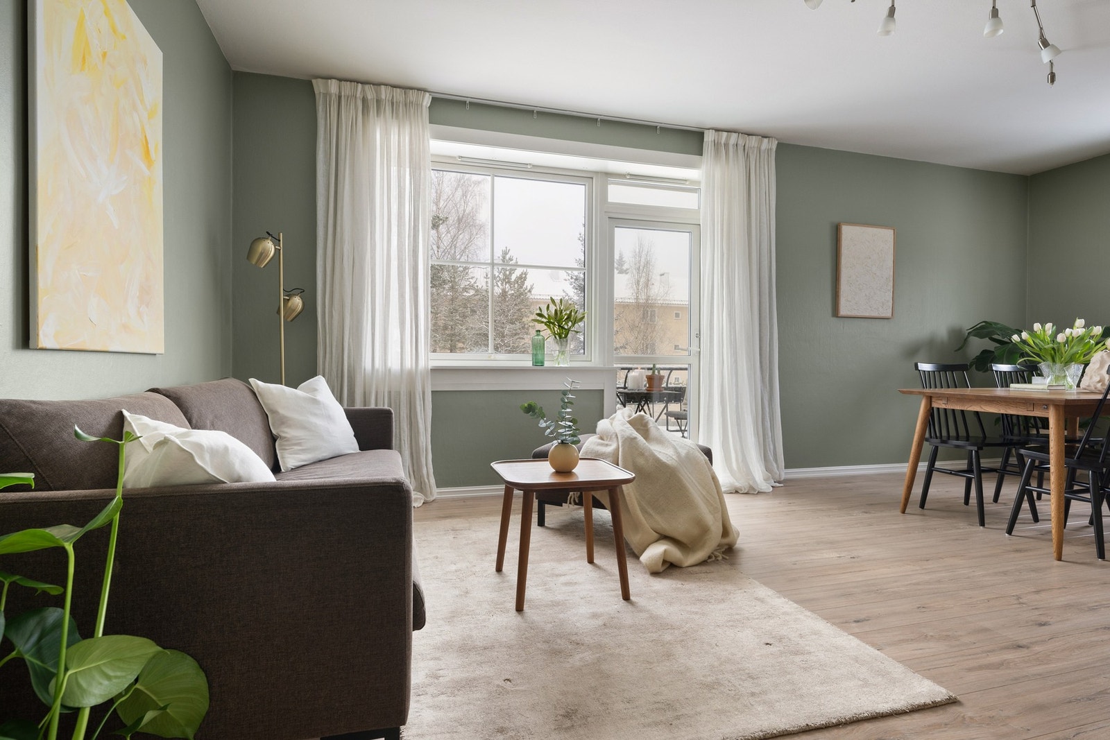 Stuen har en god planløsning med plass til både sofa- og spisegruppe. Fra stuen er det kort vei ut til balkongen og leiligheten har rikelig med oppbevaring i tre boder - to i kjeller og én stor loftsbod. Galleribilde