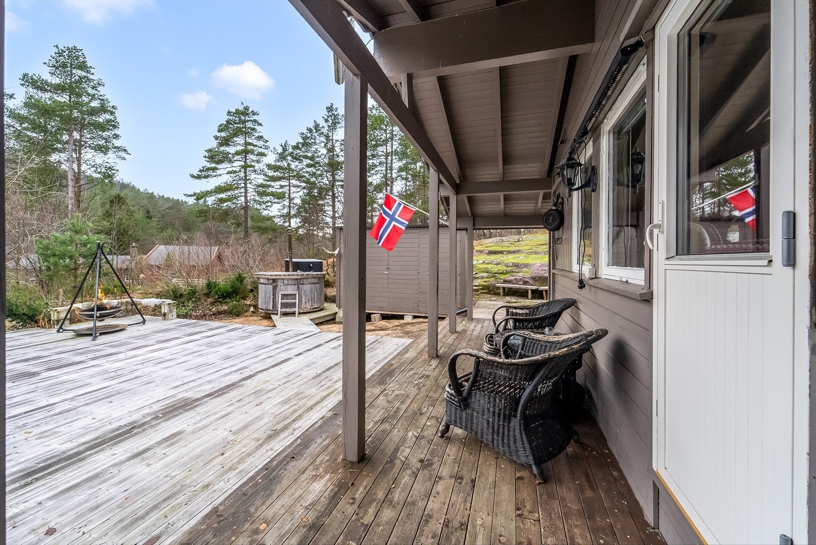 Stor terrasse med delvis takoverbygg. Galleribilde