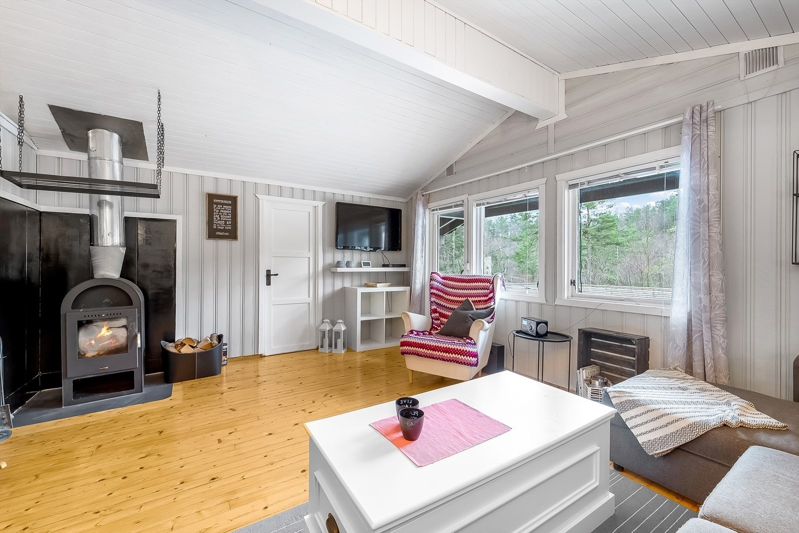 Stue med flere innredningsmuligheter og utgang til terrasse. Galleribilde