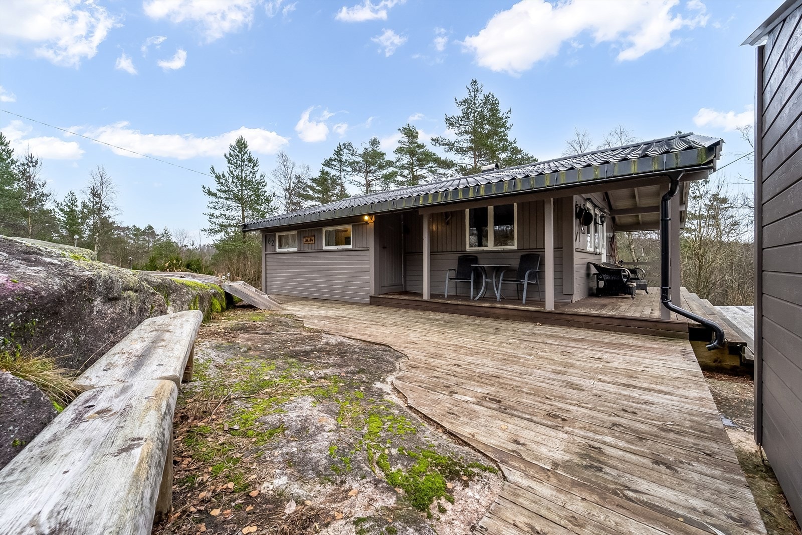 Tomt er opparbeidet med terrasse og plen, resterende er naturtomt. Galleribilde