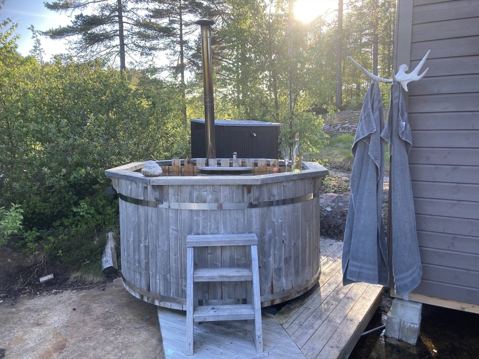 Vedfyrt badestamp medfølger handelen. Galleribilde