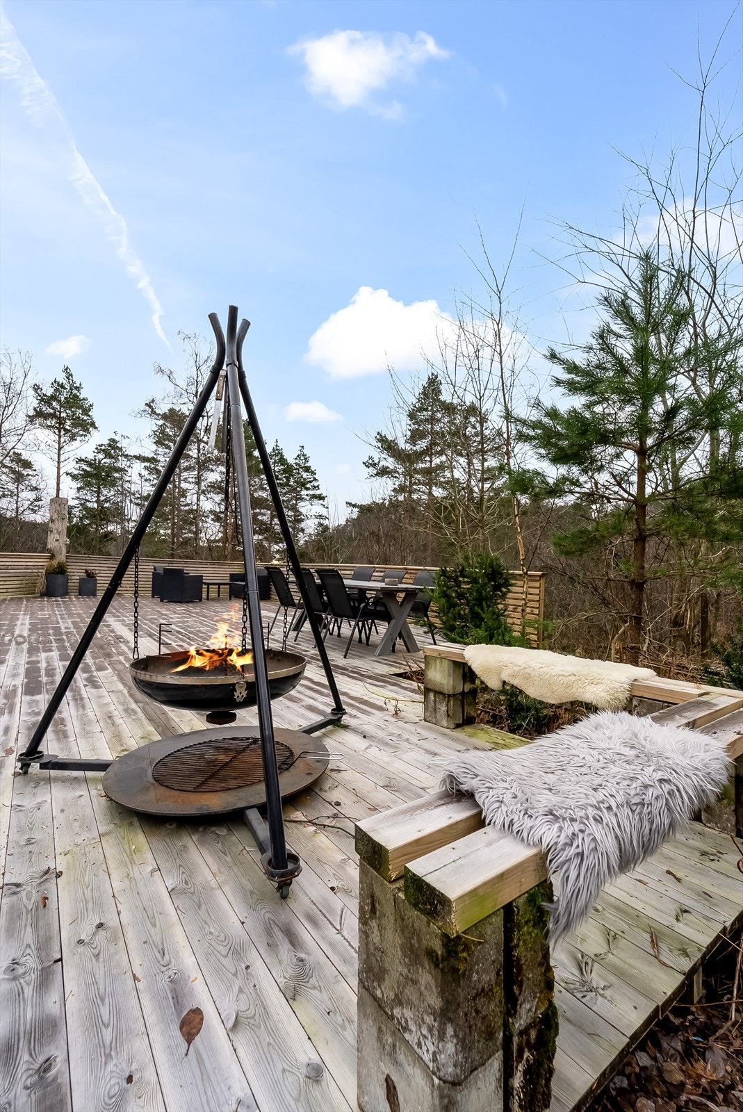 God plass til bålpanne og flere sittegrupper. Galleribilde