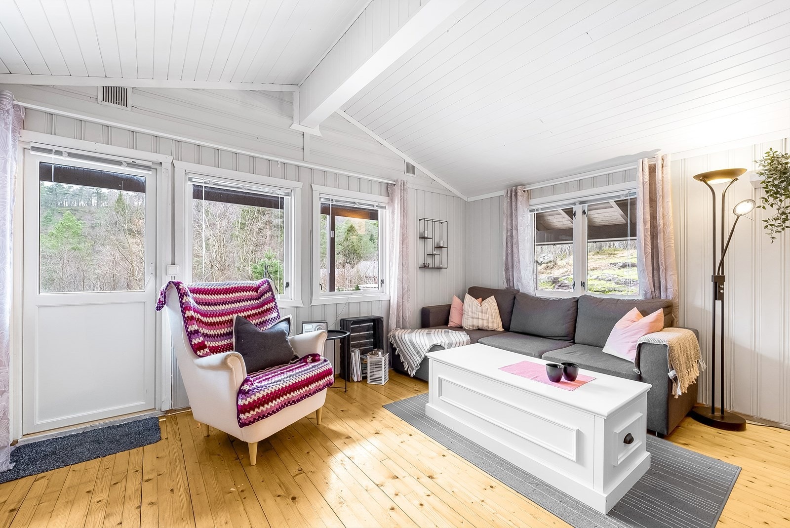 Store vindusflater slipper inn godt med dagslys og utsikten til naturen kan nytes fra flere hold. Galleribilde