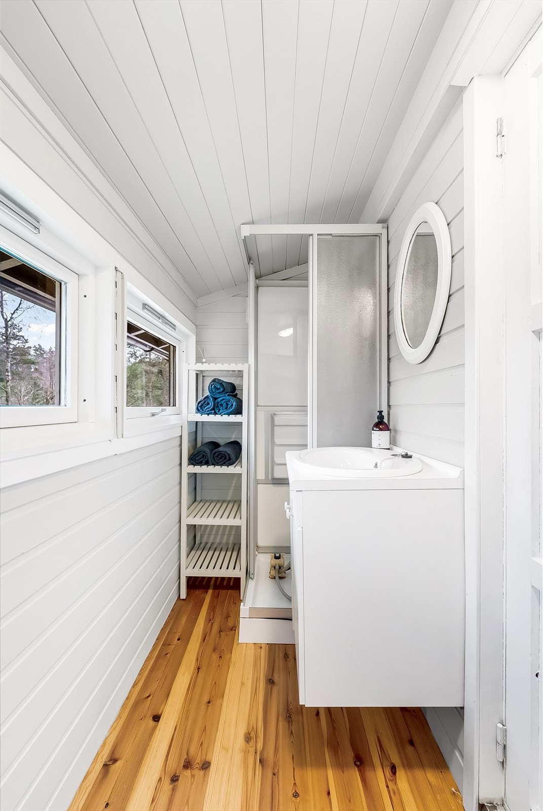 Toalettrom med dusjkabinett med manuell pumpe, servant og komposteringstoalett. Galleribilde