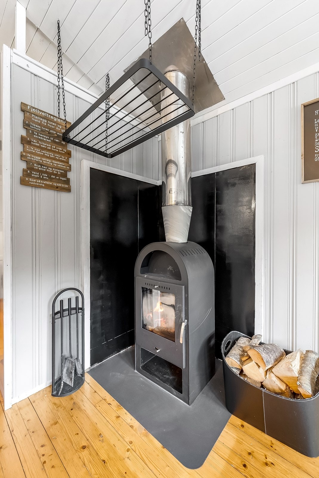 Mulighet for vedfyring på kalde dager. Galleribilde