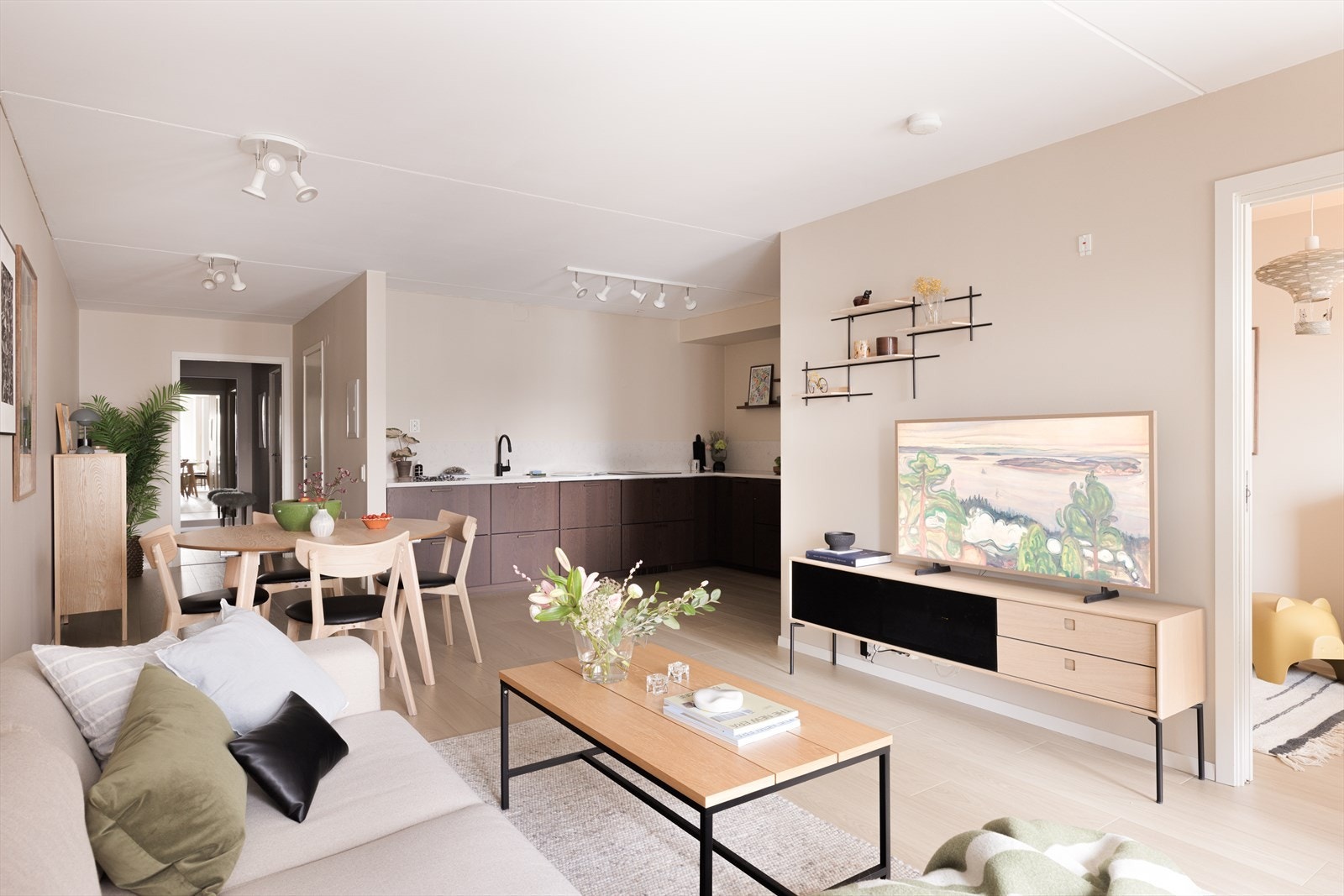 Leilighetens utforming gjør det enkelt å innrede med en sofakrok og spisegruppe. Galleribilde