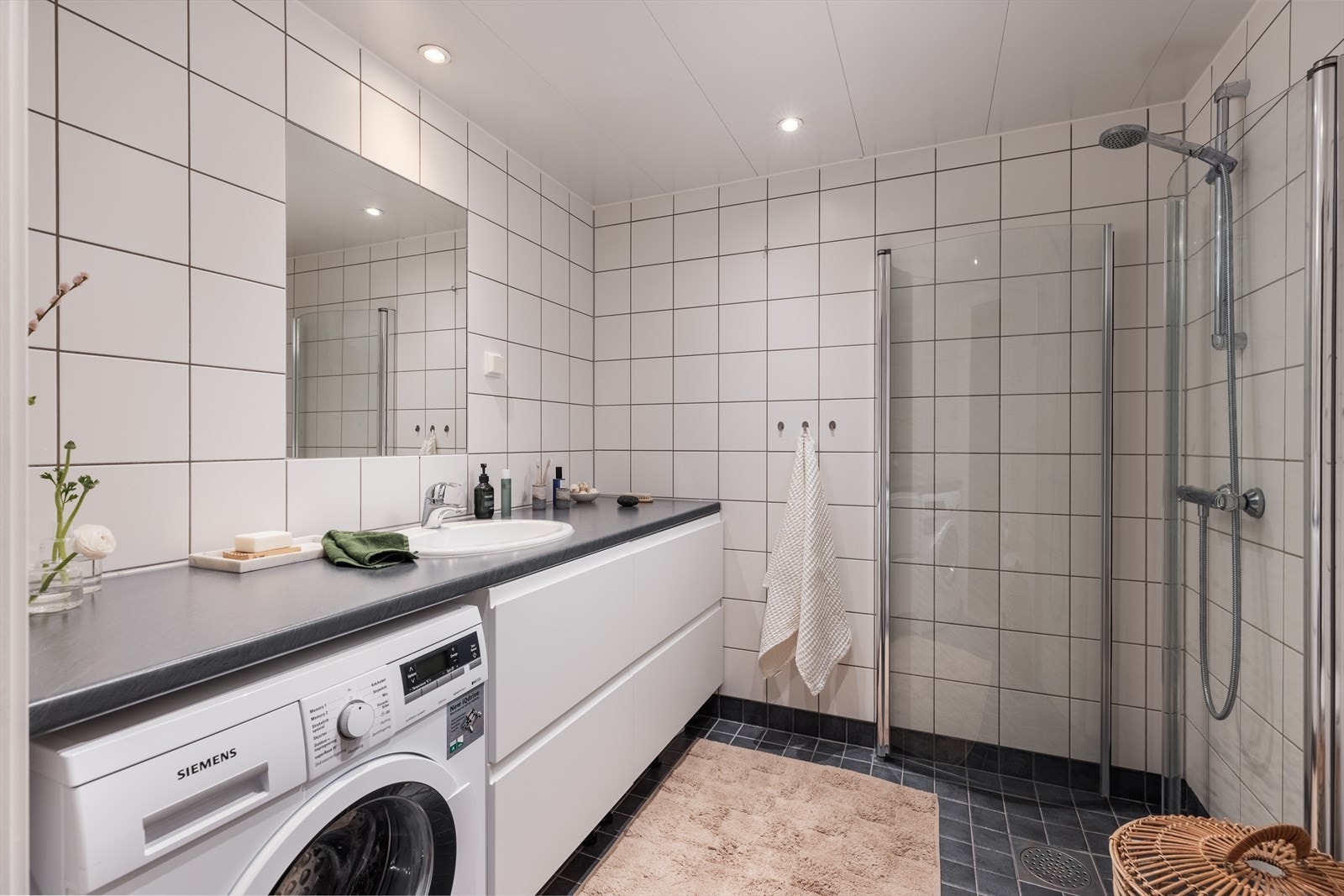 Helfliset bad med gulvvarme og egen nisje for vaskemaskin. Galleribilde