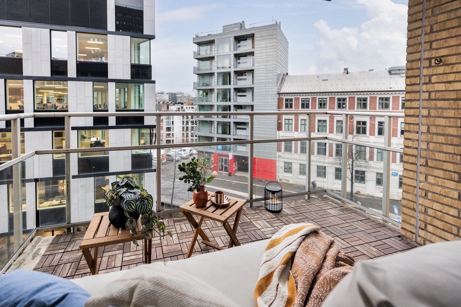 En lekker 3-roms leilighet med sydvendt balkong på ca. 8 kvm. På balkongen kan man enkelt innrede med utemøblement og grill - perfekt for å nyte solrike dager. Galleribilde