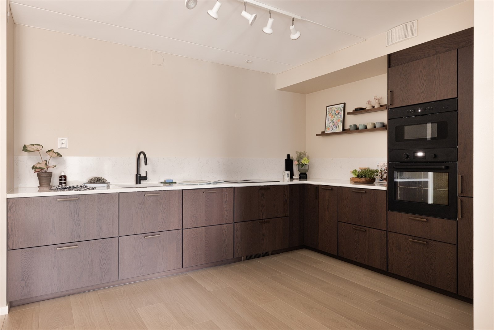 Det er integrert stekovn, oppvaskmaskin, platetopp og kjøl/fryseskap. Galleribilde