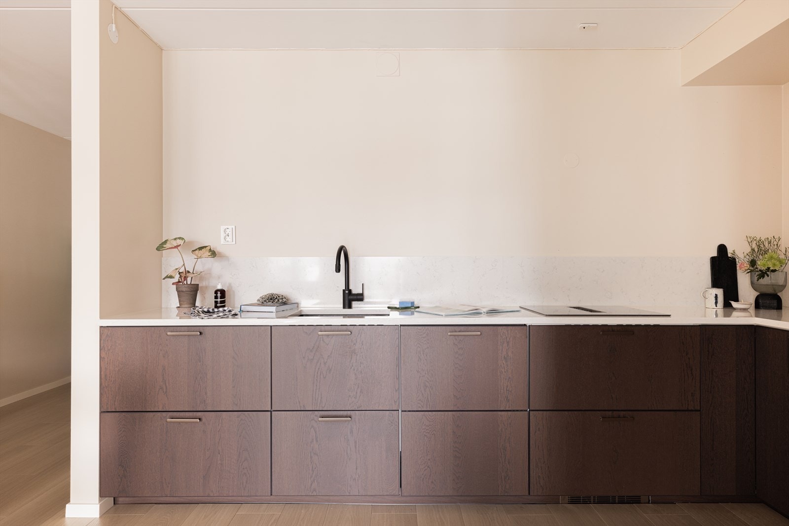 Stilrent kjøkken som er pusset opp i 2022. Legg merke til den flotte benkeplaten. Galleribilde