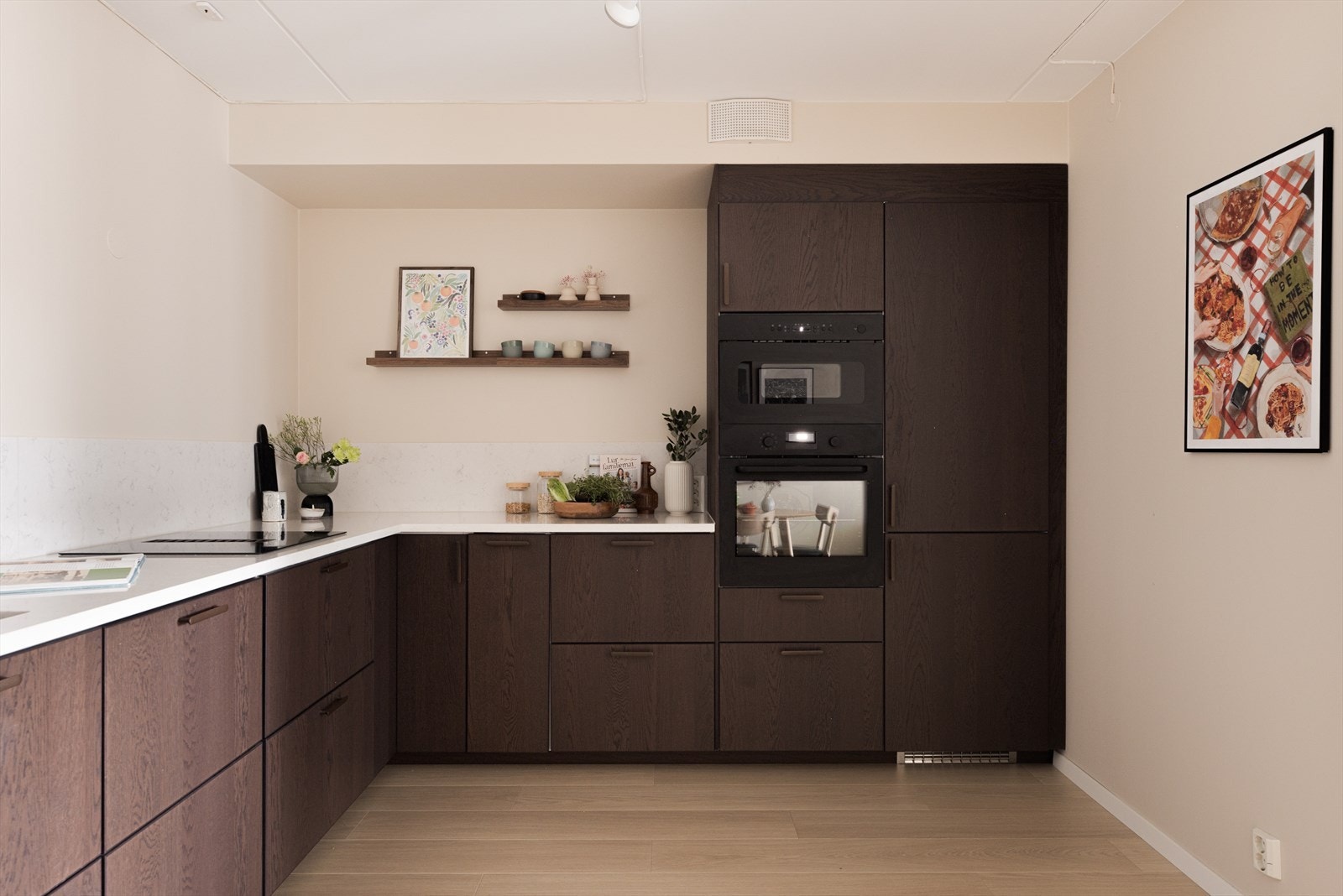 Her er det rikelig med oppbevaring i skap, samt god benkeplass til å lage mat. Galleribilde