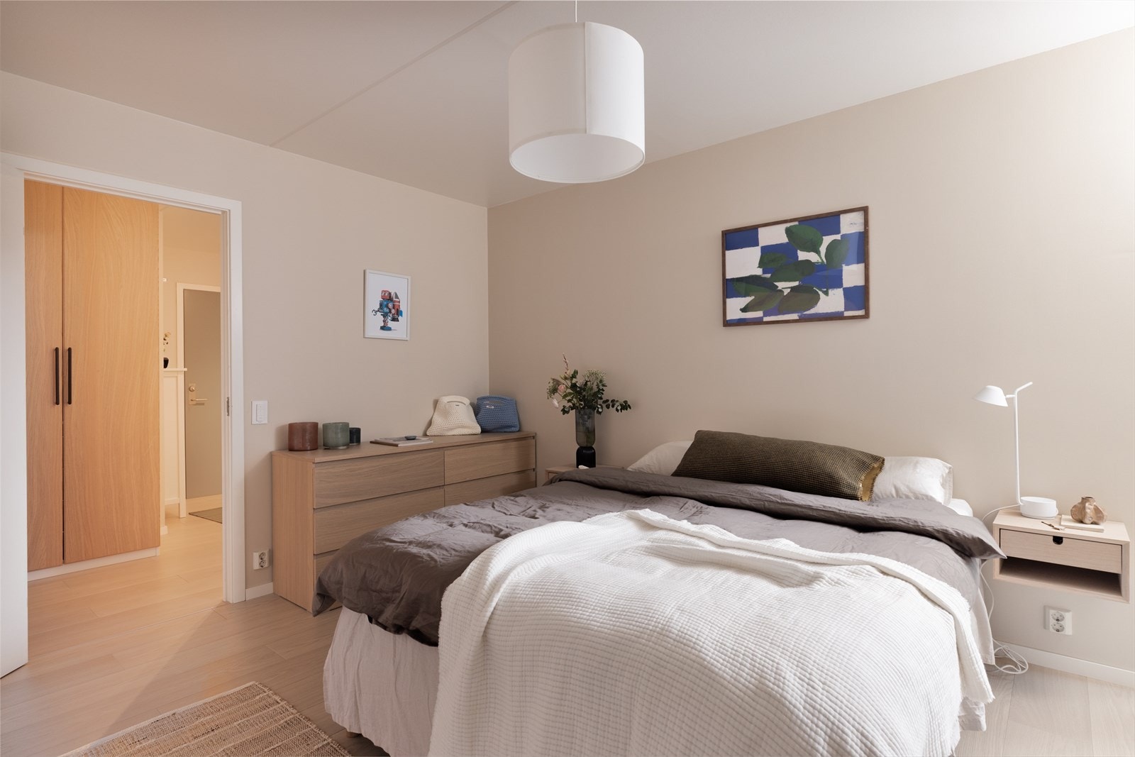 Hovedsoverommet er av god størrelse med plass til dobbeltseng og annet ønskelig møblement. Galleribilde