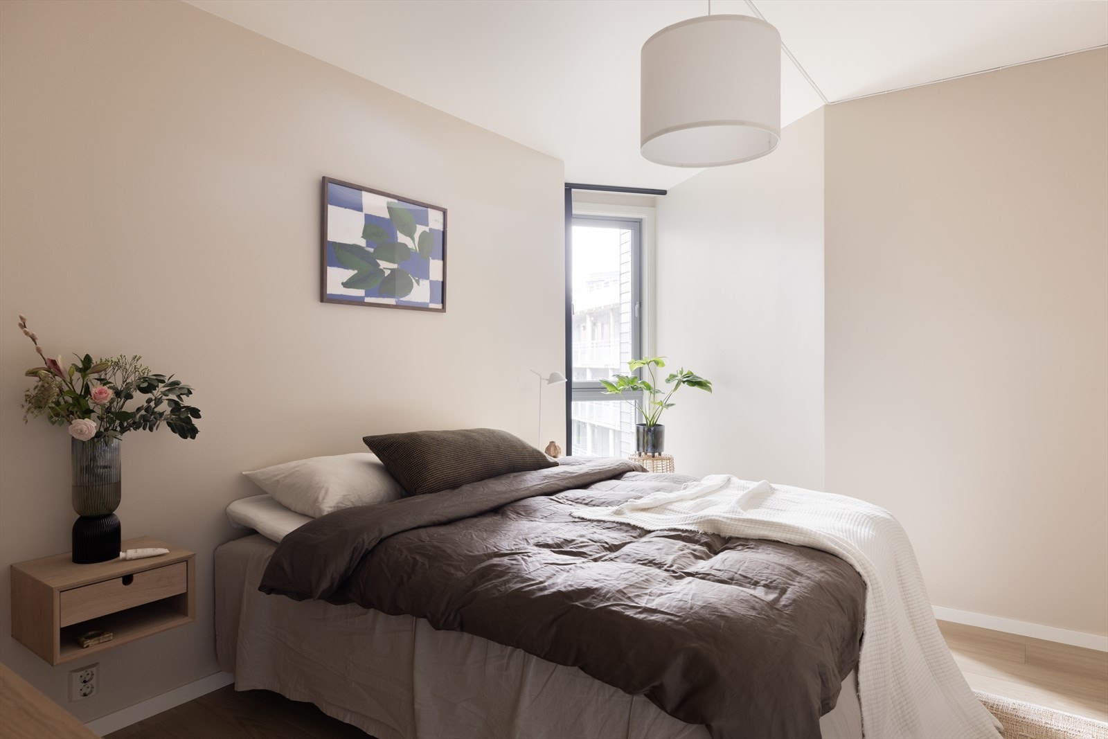 Lunt og innbydende hovedsoverom med tidsriktige fargevalg. Galleribilde