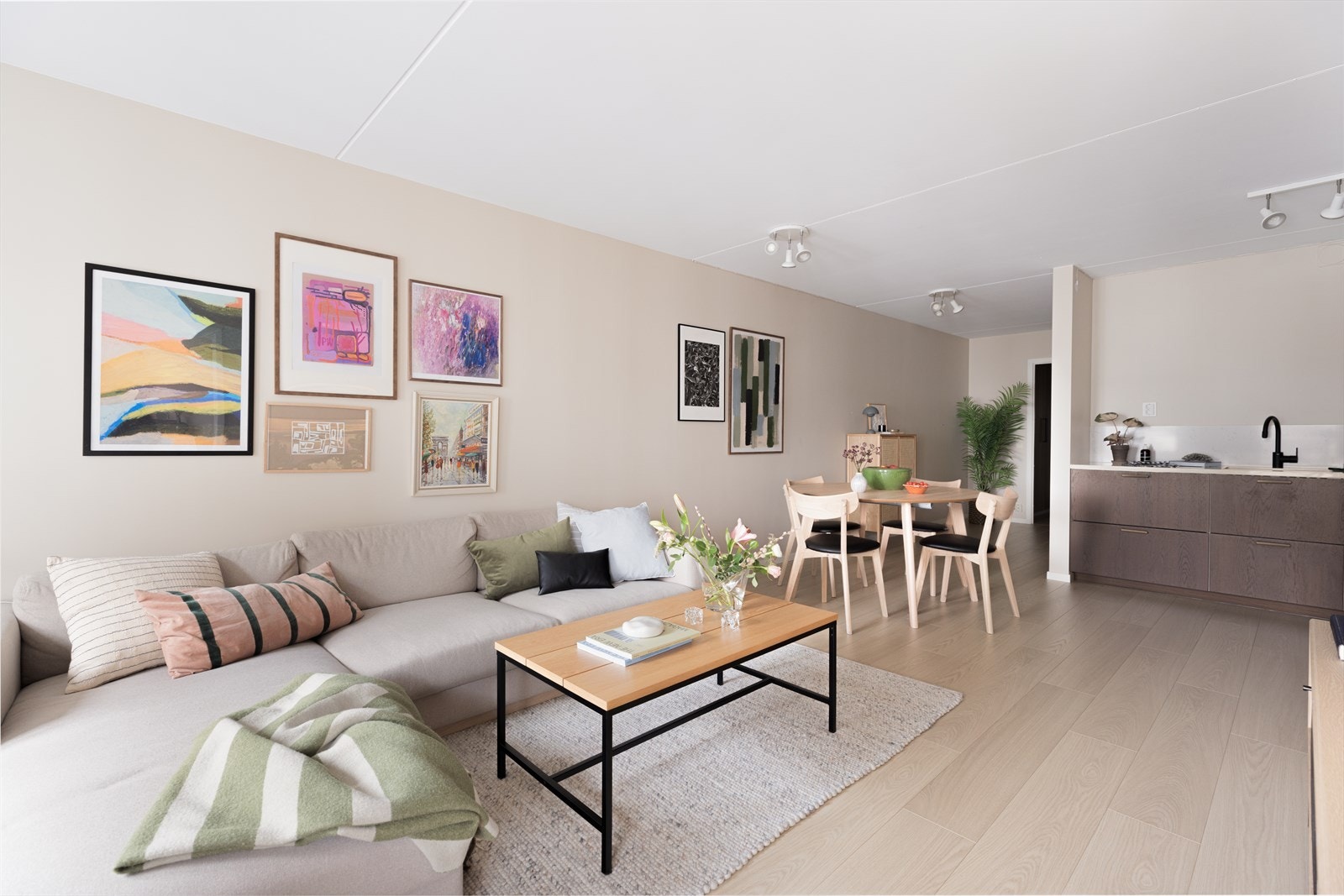 De store vindusflatene slipper inn mye naturlig lys. Galleribilde