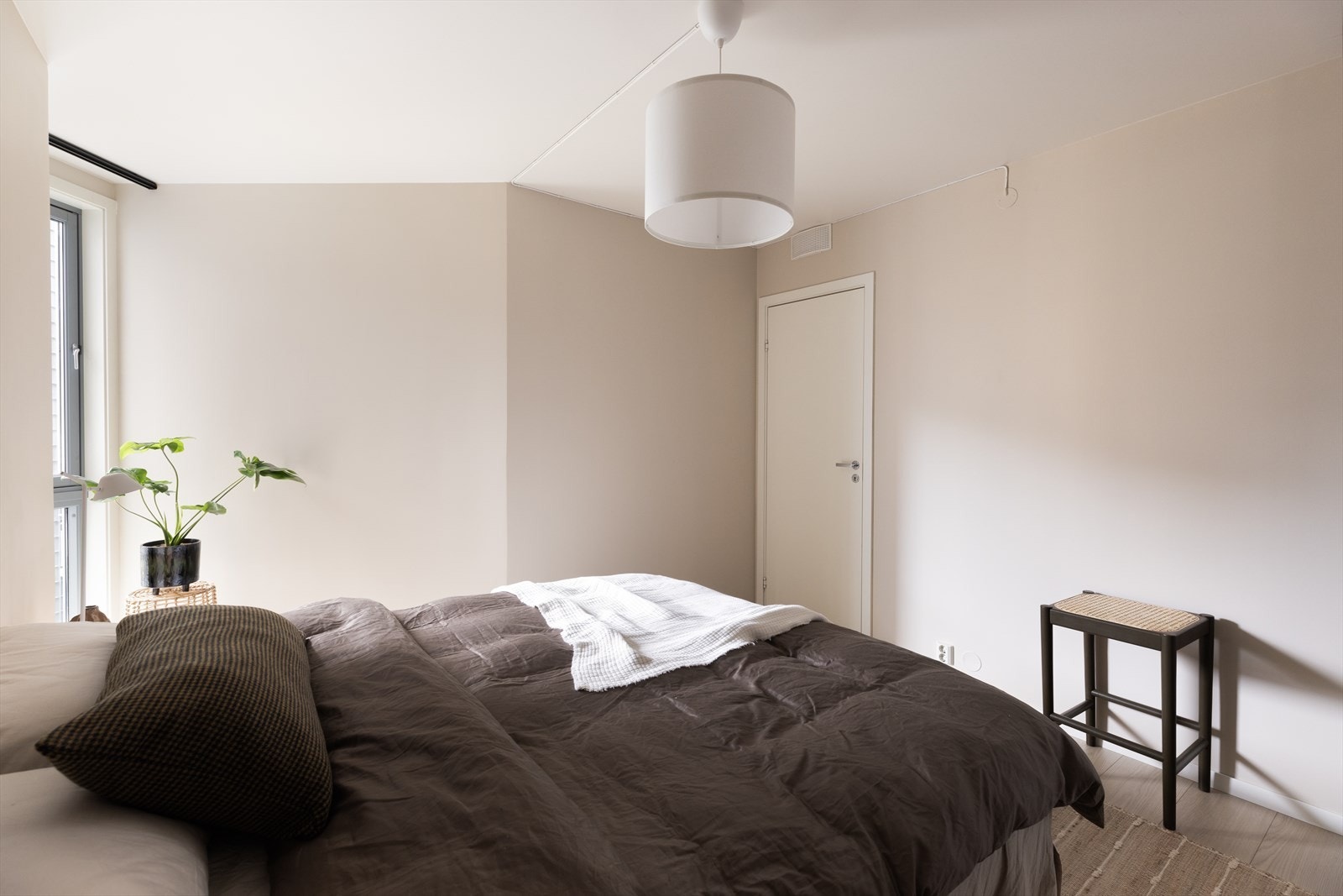 Fra soverommet har man tilkomst til walk in closet. Galleribilde