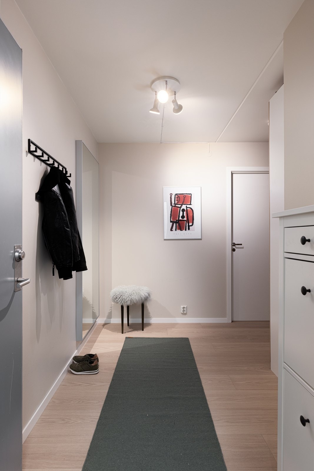 Lys og luftig entré som ønsker deg velkommen inn. Galleribilde