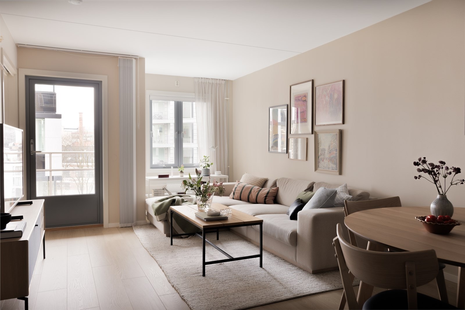 Leiligheten er malt i lyse farger som skaper en behagelig atmosfære. Galleribilde