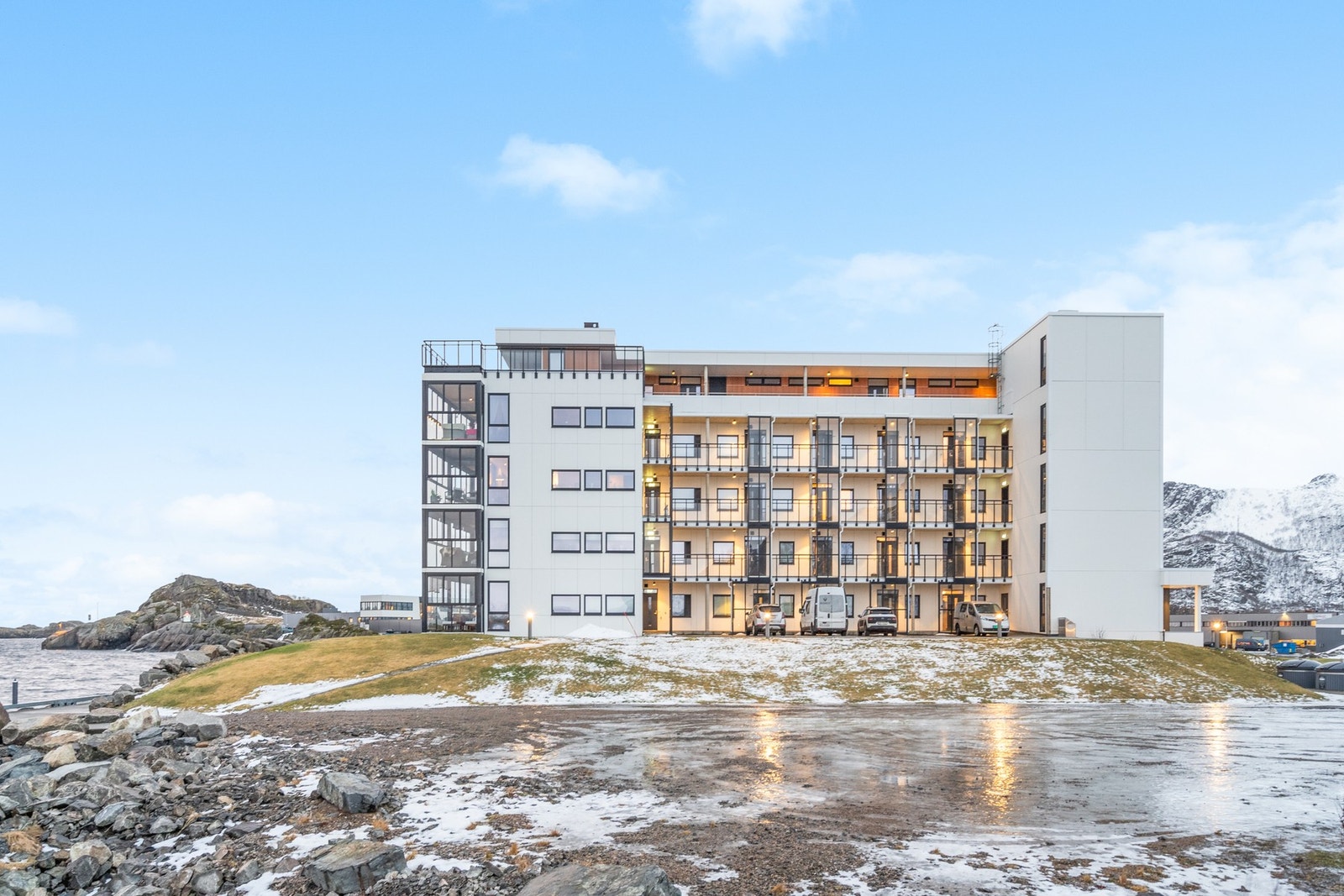 Her bor du fint til i Sjøsiden Boligpark, rett ved innseilingen til Svolvær og med gangavstand til sentrum. Galleribilde