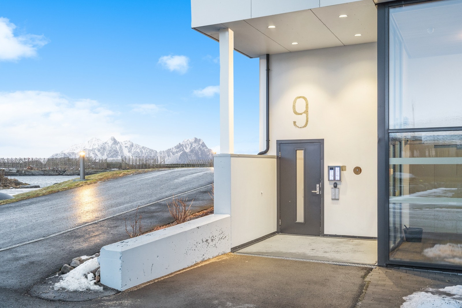 Inngangspartiet på bakkeplan. Rett innenfor finner du heis som tar deg opp i til leiligheten i 3. etasje. Galleribilde