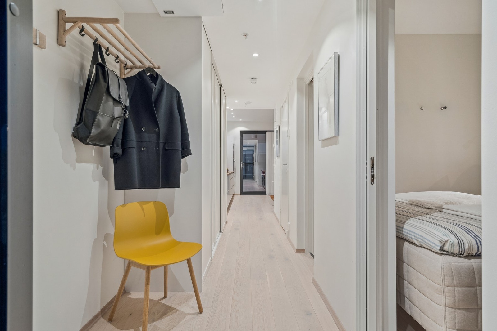 Velkommen inn i denne lyse, moderne leiligheten. Galleribilde