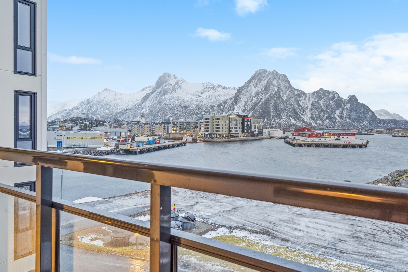 Enestående utsikt til vakre Svolvær ved inngangen og soverommet. Galleribilde