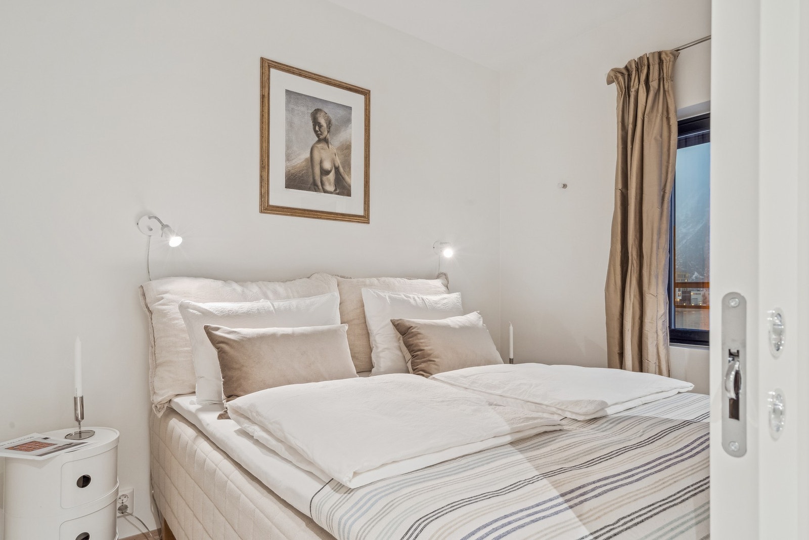 Det er to skyvedører inn til soverommet. Galleribilde