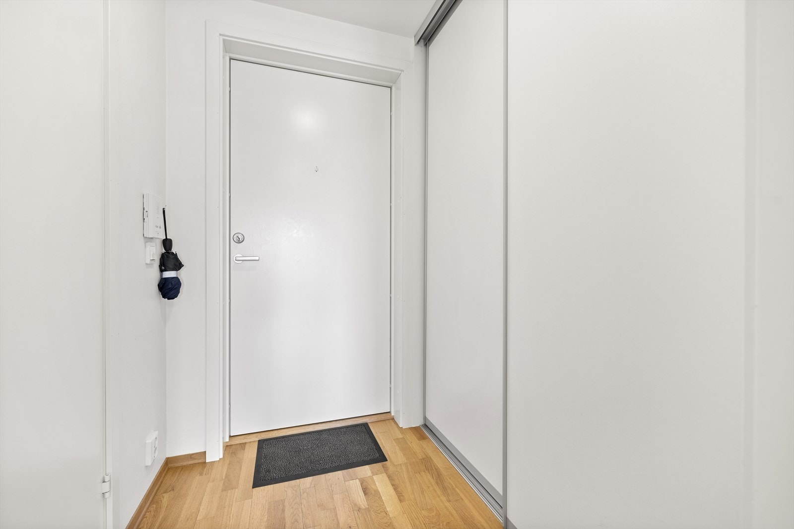 I entréen er det montert skyvedørsgarderobe for oppbevaring. Galleribilde