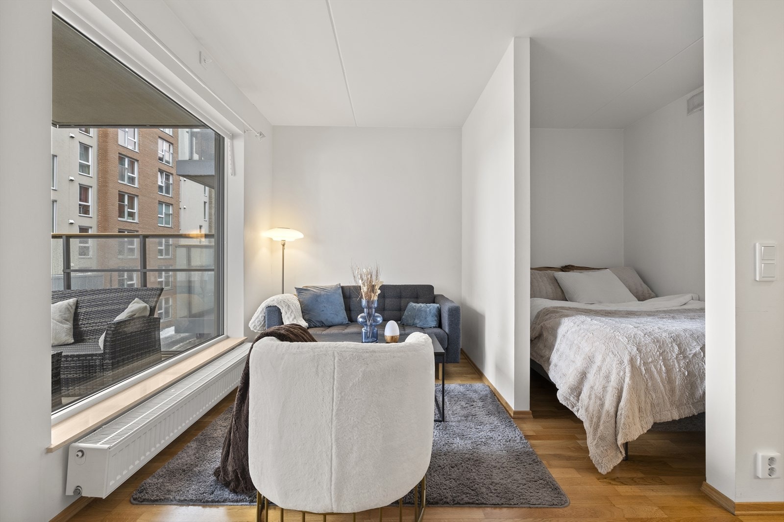 Leiligheten er lys med hvite vegger og himling, og 3-stavs parkett på gulvet. Galleribilde