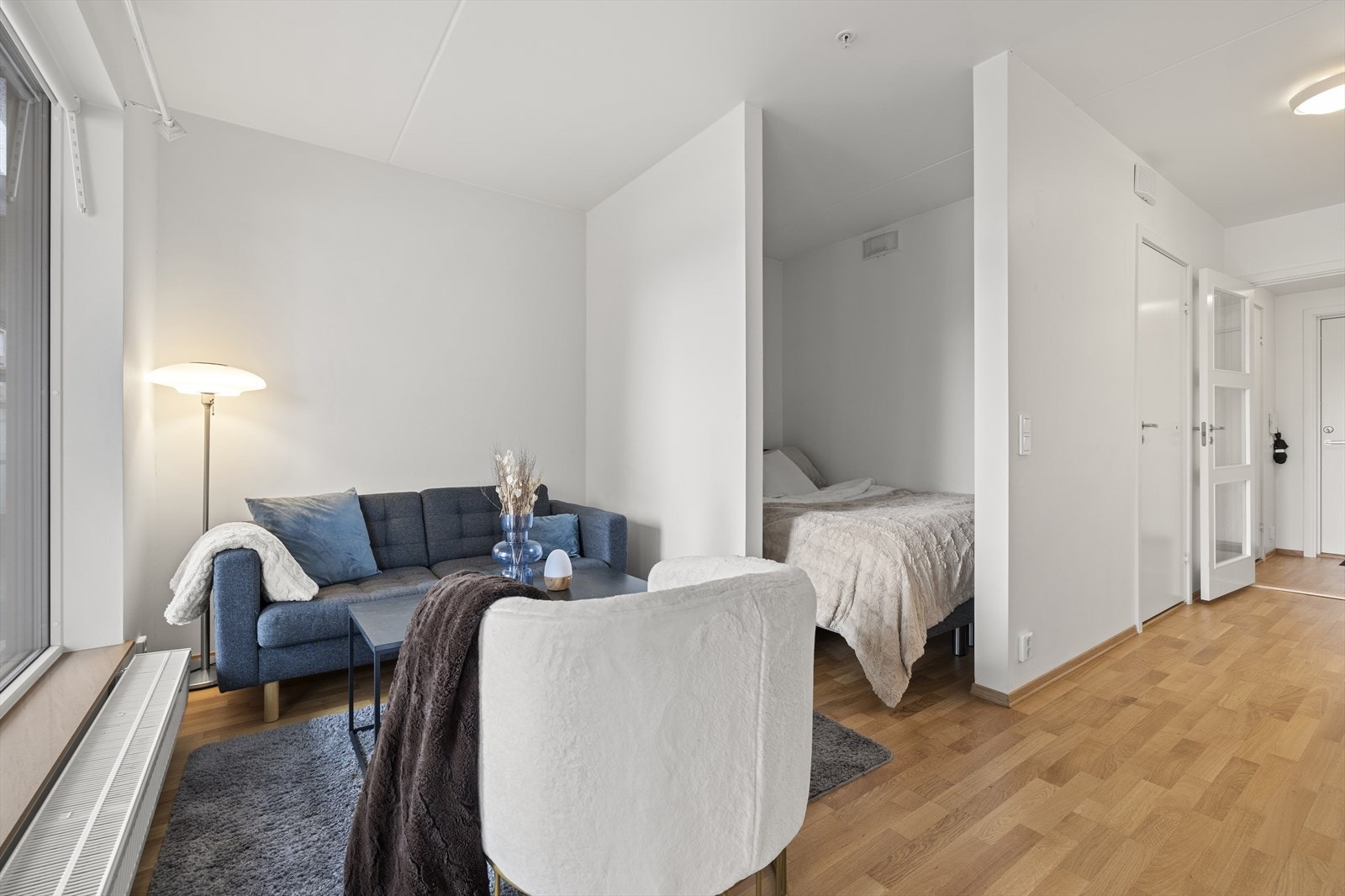 Det er satt opp et praktisk skille for å skape en sovealkove i stua. Galleribilde