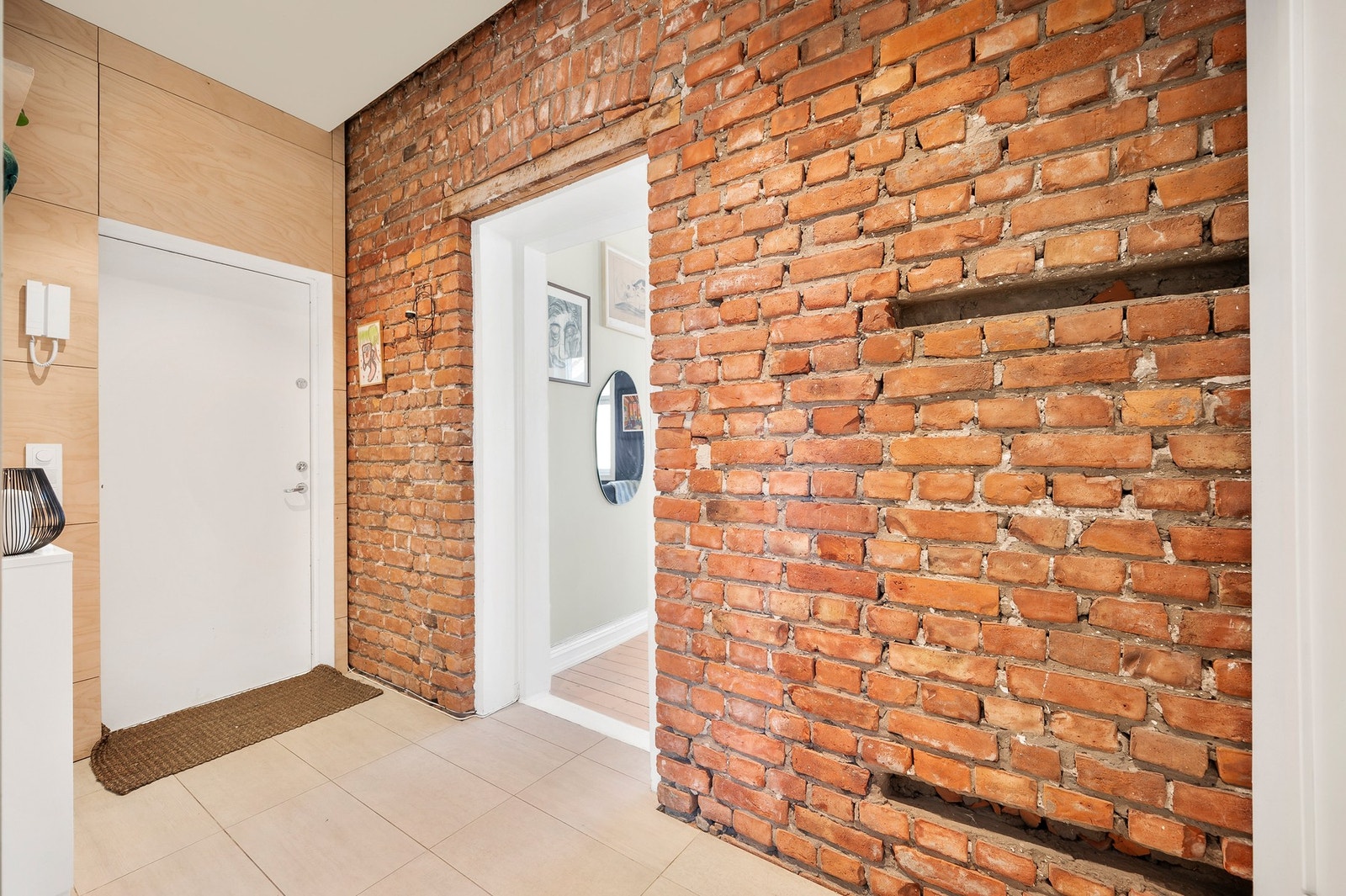 Flotte detaljer med murvegger som følger lengden av gangen. Galleribilde