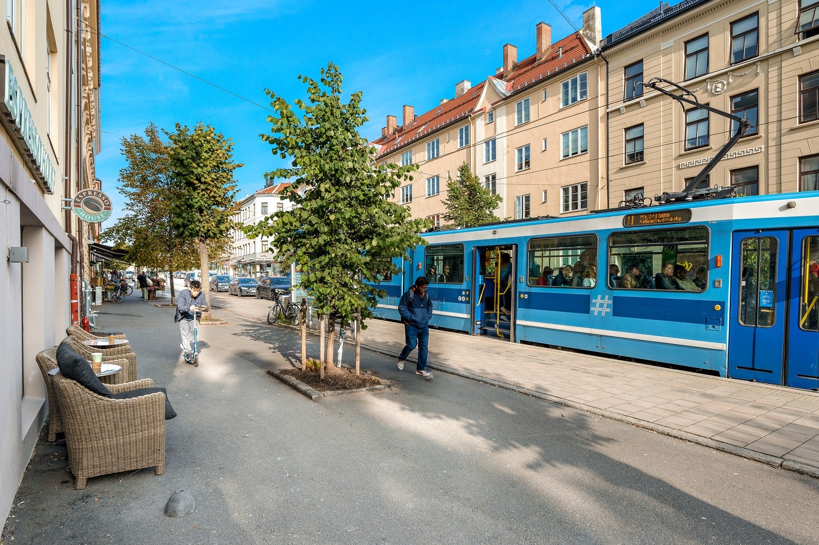 Det er lett å komme seg rundt med offentlig transport. Rett utenfor døren er det holdeplass for både buss og trikk. Galleribilde