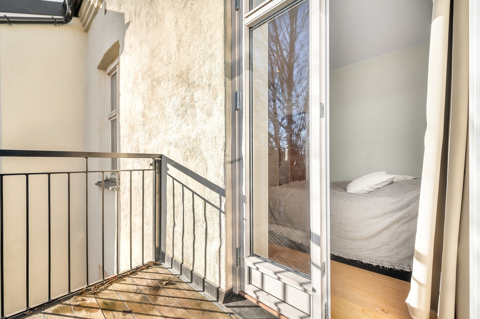 Romslig østvendt balkong på 3 kvm med sol fra morgen til ca. kl 15:00 om sommeren. Galleribilde