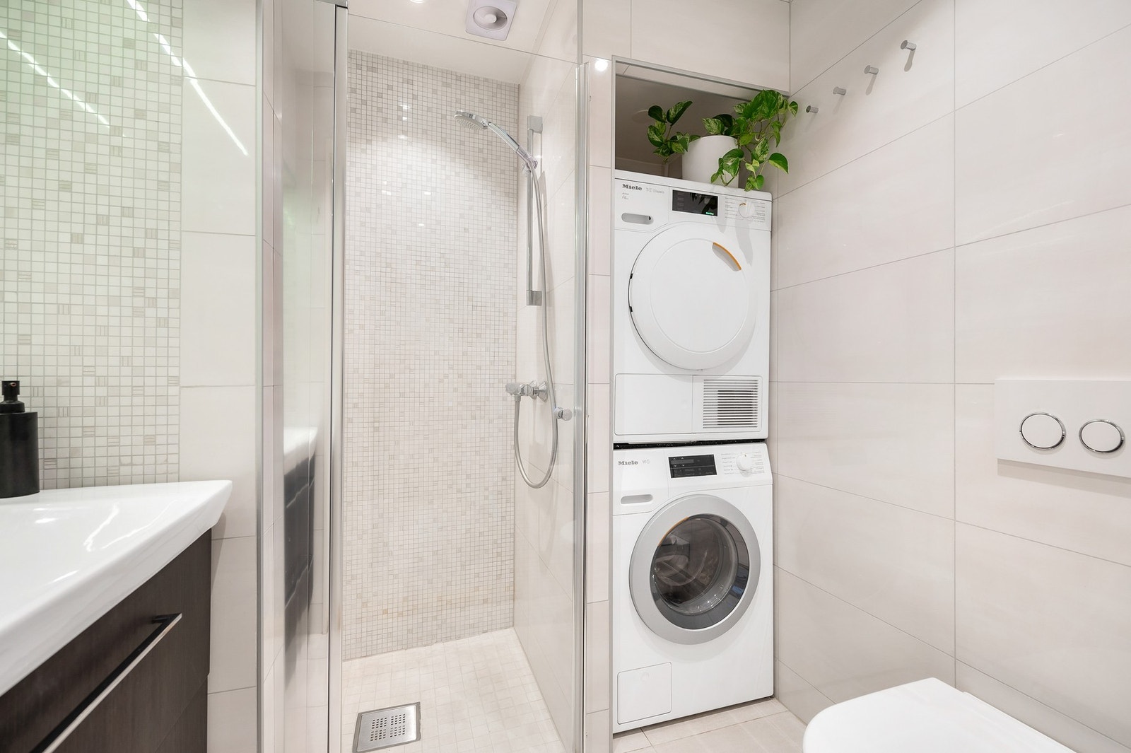 Lekkert bad med opplegg for vaskemaskin og tørketrommel. Galleribilde