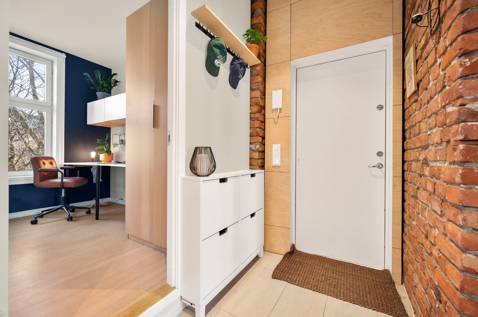 Innbydende flislagt entré/gang. Galleribilde