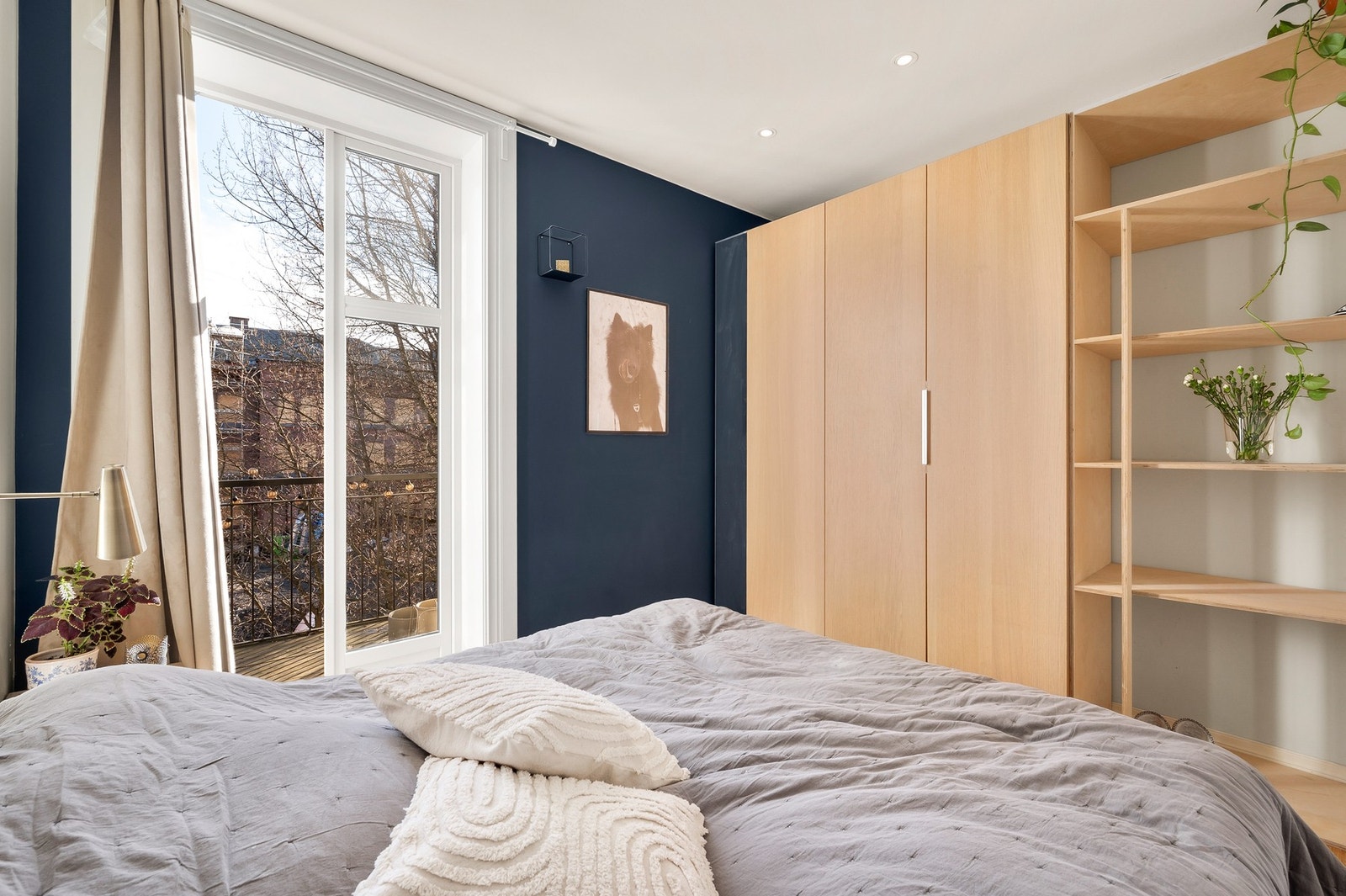 Romslig hovedsoverom med utgang til balkong på 3 kvm. Galleribilde