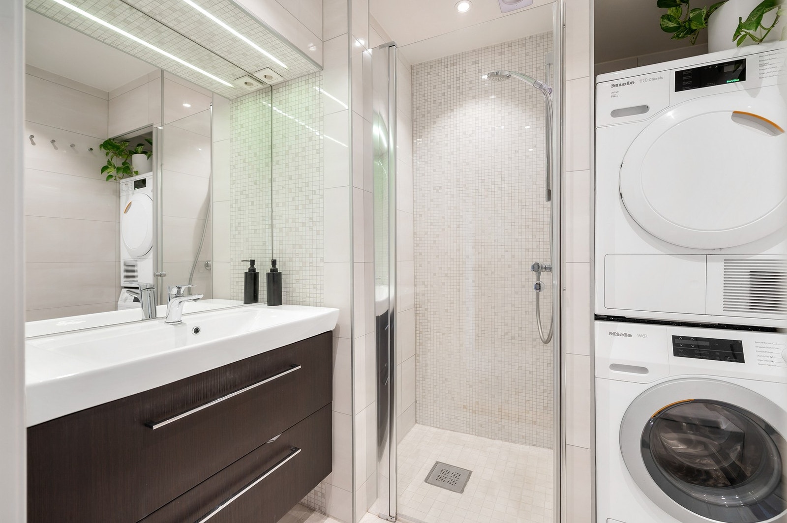 Badet er godt utnyttet med gjennomtenkte løsninger. Galleribilde