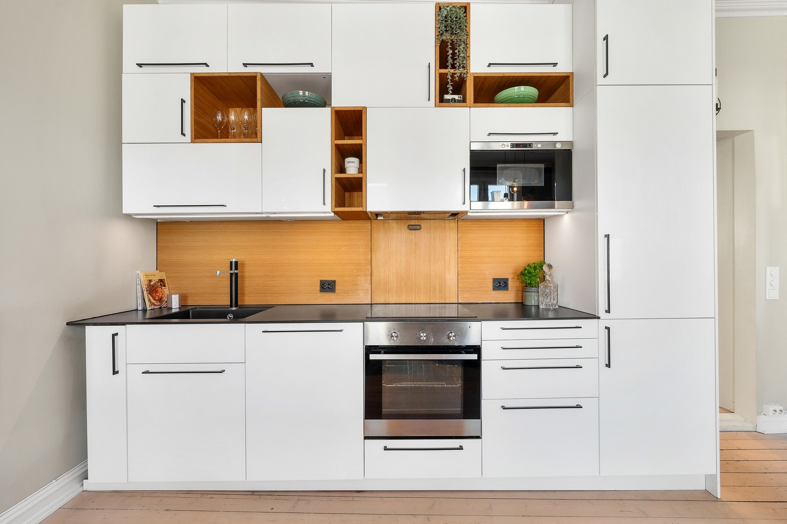 Integrert stekeovn, mikrobølgeovn, oppvaskmaskin og kjøleskap med fryserdel. Galleribilde