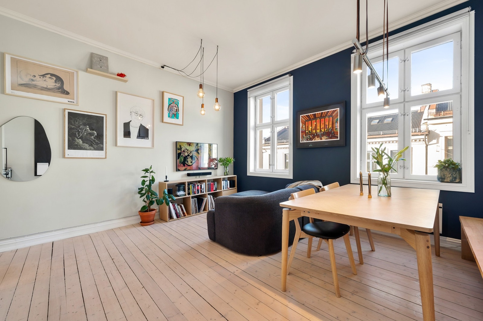 Store vinduer slipper inn rikelig med naturlig lys. Galleribilde